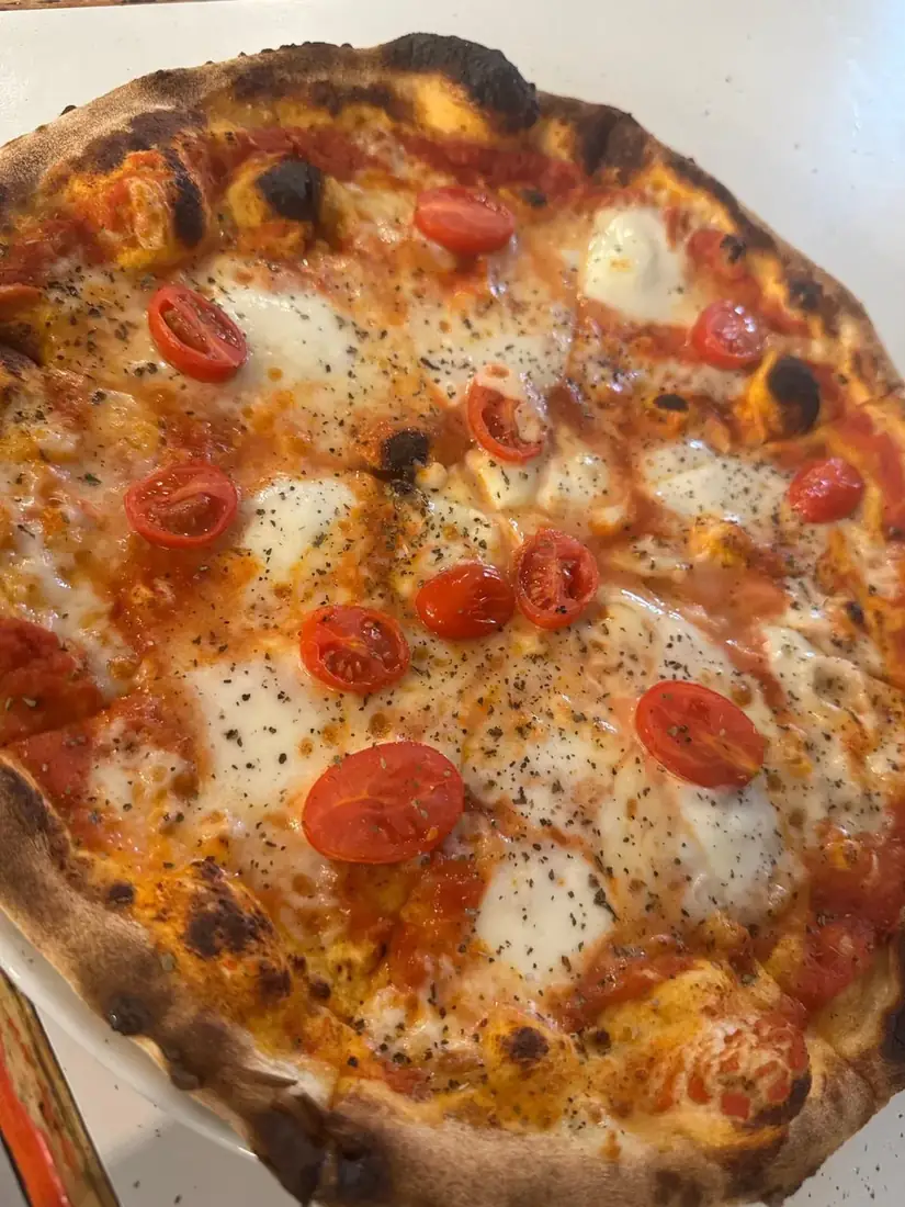 Pizza con pomodorini e mozzarella
