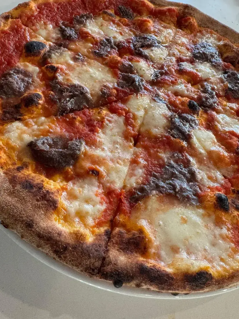 Pizza con mozzarella e acciughe