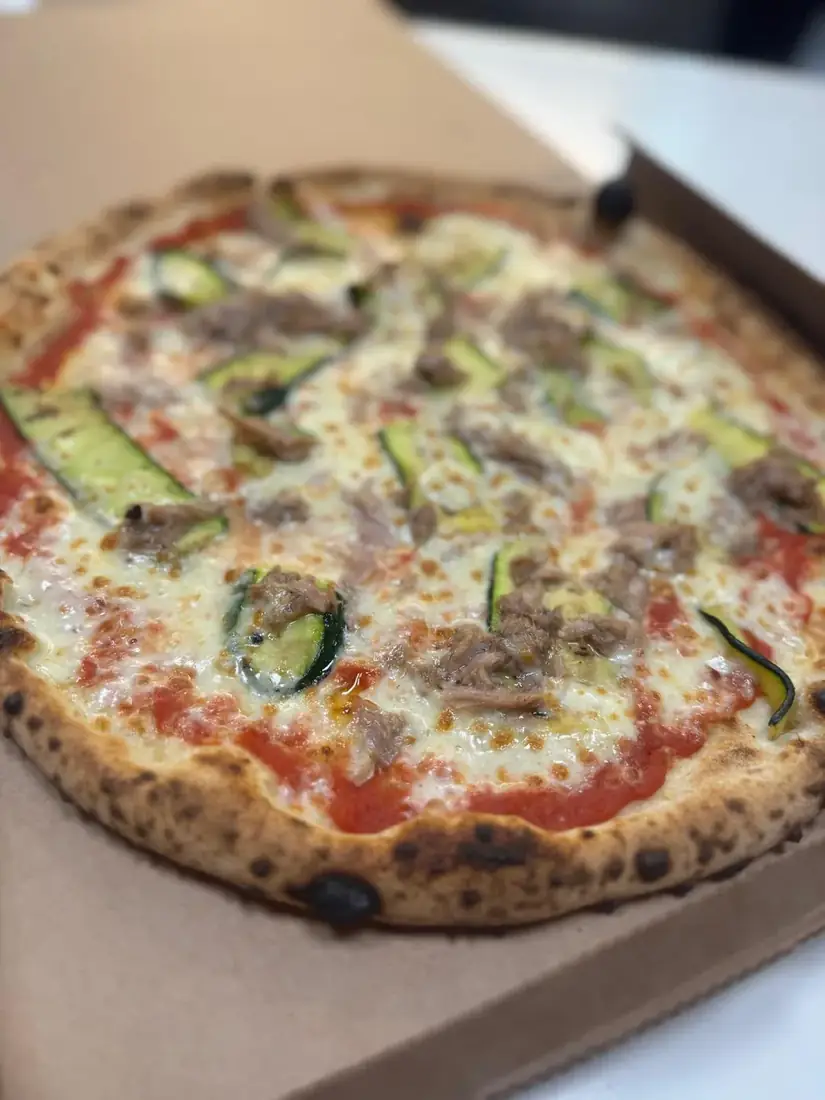 Pizza con zucchine e tonno
