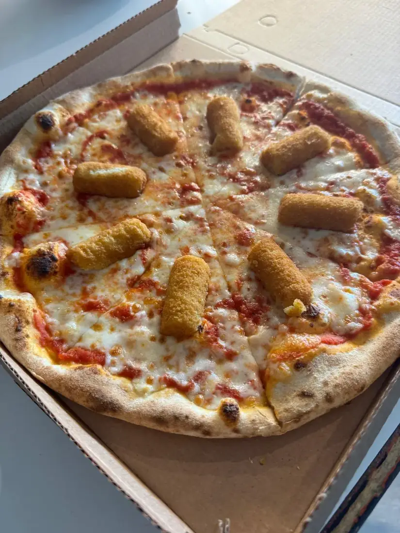 Pizza con crocchette dorate