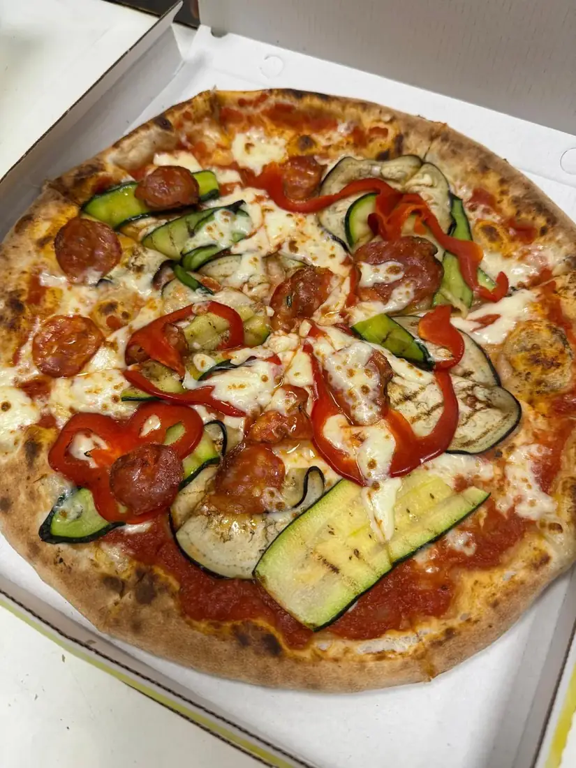 Pizza con verdure grigliate e salame